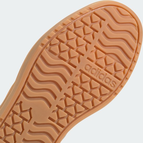 Onderkant van een bordeauxrode Adidas sneaker met bruine zool en Adidas logo.