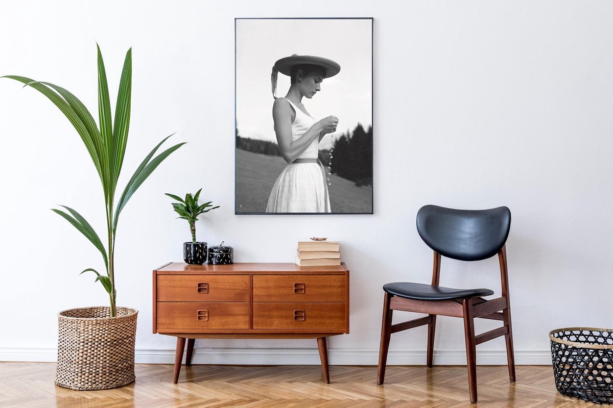 Affiche Audrey Hepburn En Suisse Vintage Retro Zwart Wit Photo Actress Short Hair Bol Com