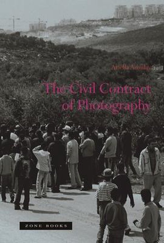 Boek 'The Civil Contract of Photography' van Ariella Azoulay, met afbeelding van een menigte en gebouwen.