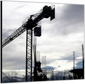 Dibond –Silhouet van Hijskraan met Mensen– 50x50 Foto op Aluminium (Wanddecoratie van metaal)