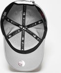 Binnenkant van een grijze New Era 9FORTY pet met baseball logo op de klep.