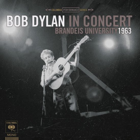 Bob Dylan in concert, Brandeis University 1963 albumhoes met Bob Dylan die gitaar speelt en mondharmonica.