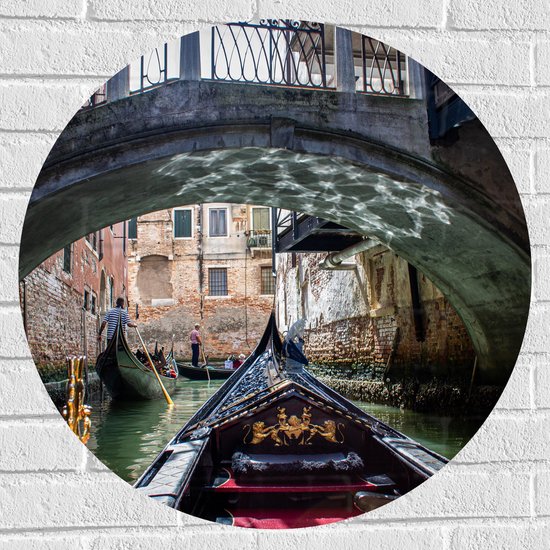 Muursticker Cirkel - Traditionele Italiaanse Gondel door de Wateren van Venetië - 70x70 cm Foto op Muursticker