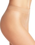 Close-up van een blote huid met een doorschijnende huidkleurige panty met glanzende afwerking.