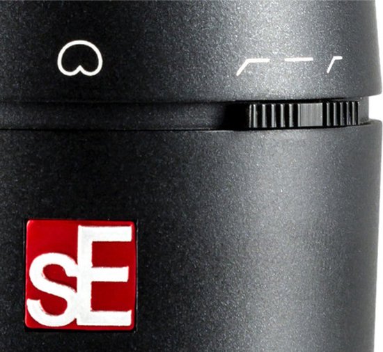 Close-up van de zijde van de microfoon met het rode SE logo en de instellingen.