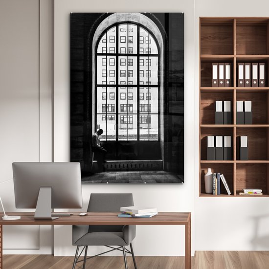 Peinture sur verre - Homme - Fenêtre - Architecture - Zwart - Wit - Peinture sur verre - 100x150 cm - Décoration murale - Photo sur verre