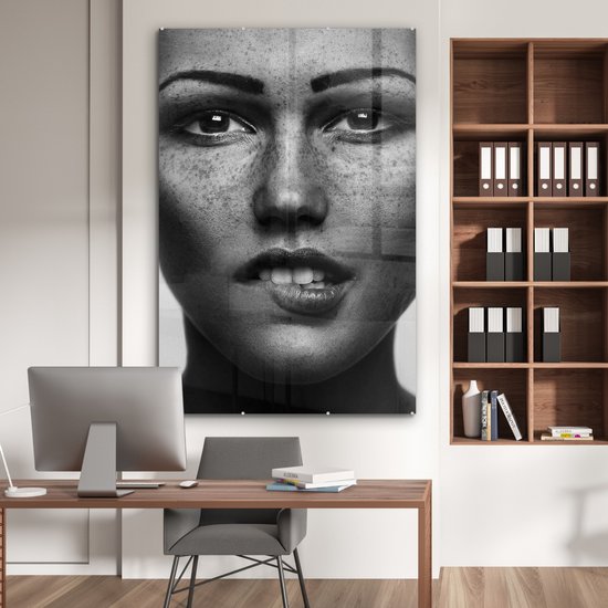 Peinture sur verre - Femme - Lèvres - Taches de rousseur - Zwart - Wit - Peinture sur verre - Plaque de Verres - 100x150 cm - Photo sur verre