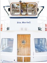 PVC Schuimplaat - Vooraanzicht van Witte Vissersboot - 60x80 cm Foto op PVC Schuimplaat (Met Ophangsysteem)