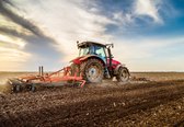 Fotobehang Tractor Aan Het Werk In De Vijl - Vliesbehang - 460 x 300 cm