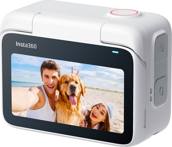 Witte Insta360 GO 3 actioncam met selfie op scherm van een man en hond op het strand.
