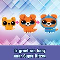 Een reeks van drie oranje pixel-hondjes: een baby, een volwassen hond en een hond in een blauw ruimtepak.