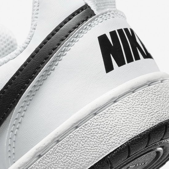 Witte Nike sneakers met zwarte details en Nike-logo.