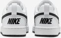 Achterkant van witte Nike sneakers met zwarte opdruk "NIKE" op de hiel.