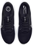 Bovenkant van zwarte Nike hardloopschoenen met witte veters en logo's.