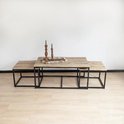 Ensemble de trois tables basses avec plateaux en bois et cadres métalliques, la plus grande au centre.