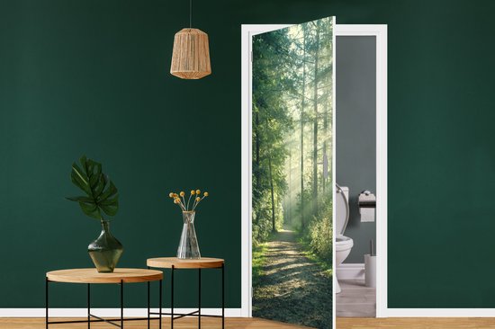 Deurposter 85x205 cm - Deursticker Bos - Pad - Zon - Bomen - Groen - Natuur - Meubelfolie zelfklevend - Deurfolie woonkamer - Interieurfolie fotobehang - Deur plakfolie - Deurstickers - Deurbehang sticker - Kamer decoratie