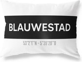 Tuinkussen BLAUWESTAD - GRONINGEN met coördinaten - Buitenkussen - Bootkussen - Weerbestendig - Jouw Plaats - Studio216 - Modern - Zwart-Wit - 50x30cm