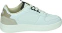 Witte sneaker met beige suède accenten aan de zijkant en hiel.