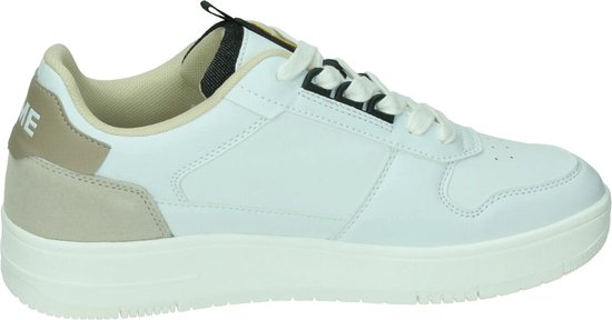 Witte sneaker met beige suède accenten aan de zijkant en hiel.