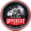 Pot Uppercut Deluxe Pomade met rode rand en afbeelding van twee vechtende mannen. Tekst 'STRONG HOLD DELUXE POMADE HIGH SHINE'.