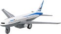 Wit vliegtuigmodel met blauwe strepen en 'Boeing 777' opschrift, grijze vleugels en landingsgestel.
