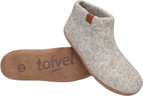 Lichtgrijs wollen enkellaars pantoffel, met bruine leren label en uitneembare binnenzool.