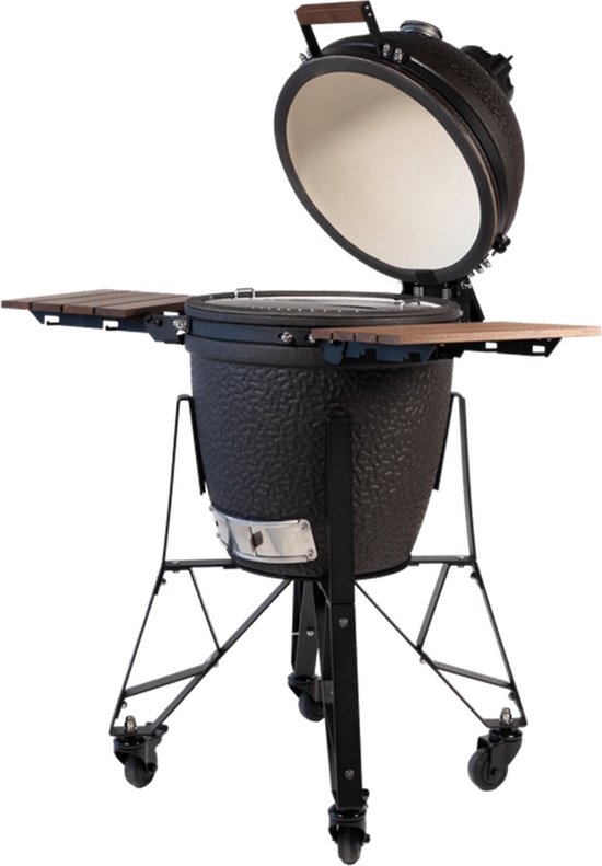Zwarte keramische barbecue met open deksel, houten zijtafels en metalen onderstel met wielen.