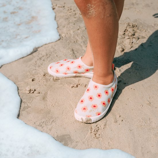 Foto: Swim essentials antislip waterschoenen kinderen bloemen hartjes maat 32 valt 1 maat kleiner