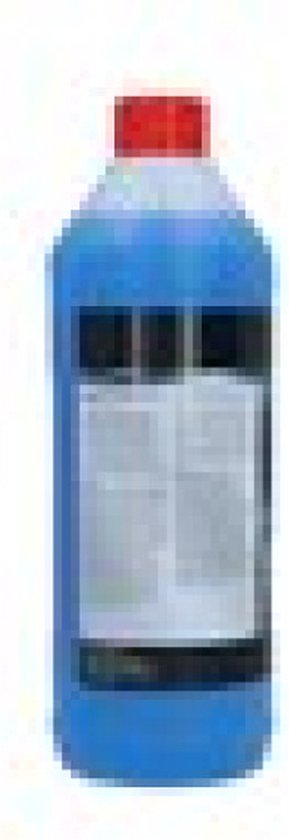 Een fles met blauwe koelvloeistof en een rode dop. Het label is grotendeels onleesbaar.