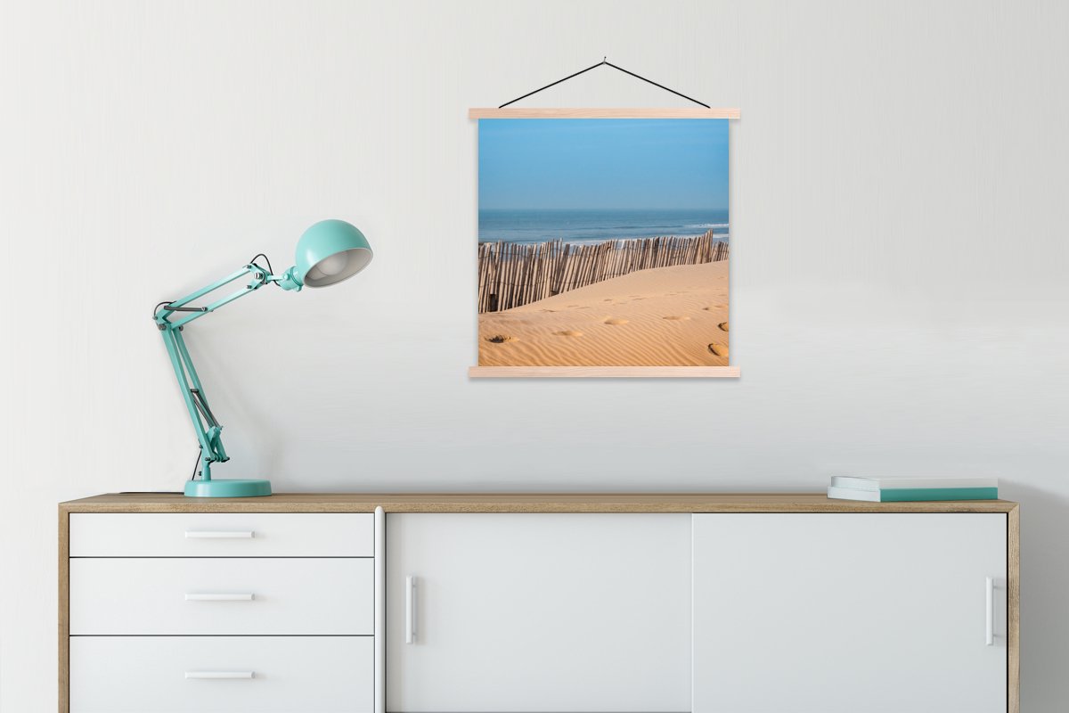 Posterhanger incl. Poster 90x90 cm - Schoolplaat - Strand - Zee - Palen - Textielposter - 