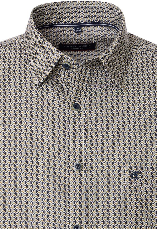De voorkant van een overhemd met een geometrisch patroon in blauw, wit en geel. Knoopsluiting en borstzak met logo.