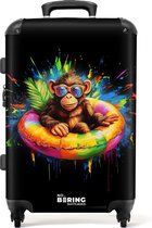 Bol.com NoBoringSuitcases.com® - Koffer groot - Rolkoffer lichtgewicht - Zomerse aap met kleurrijke zwemband - Reiskoffer met 4 ... aanbieding