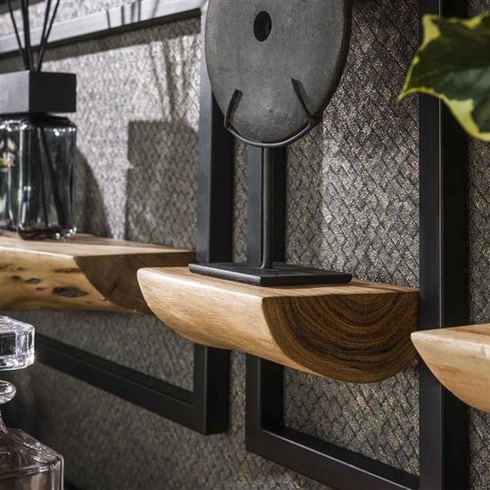 Close-up van een naturel acaciahouten wandplank met ruwe rand en zwart metalen frame, met decoratie.