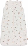 Crème mouwloze pyjama met een print van konijntjes, vogeltjes en plantjes.