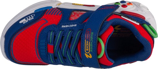 Blauwe en rode sneaker met klittenbandsluiting en groene veters, vanaf de zijkant gezien. POWER.