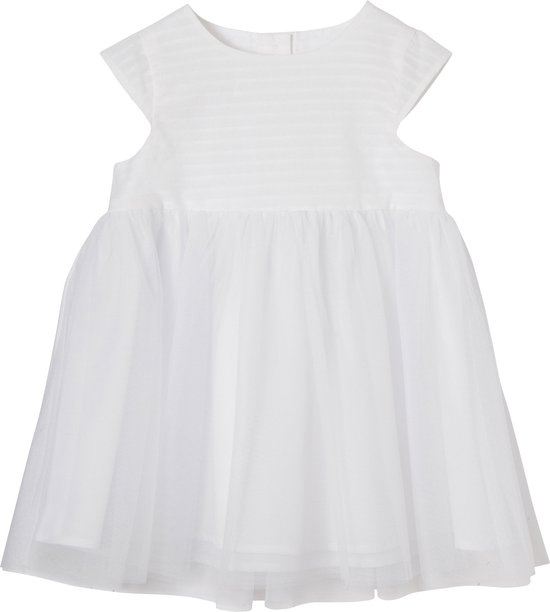 Robe de fête blanche à manches courtes, rayures horizontales et jupe en tulle transparente.