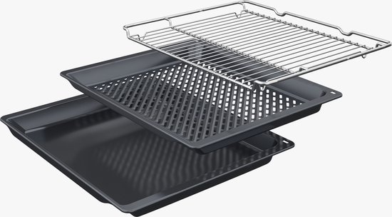 Een metalen rooster, een grillrooster en een bakplaat op een witte achtergrond.