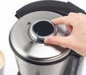 Hand draait aan de ronde roestvrijstalen knop voor sterkte-instelling (mild, medium, strong) op een koffiezetapparaat.