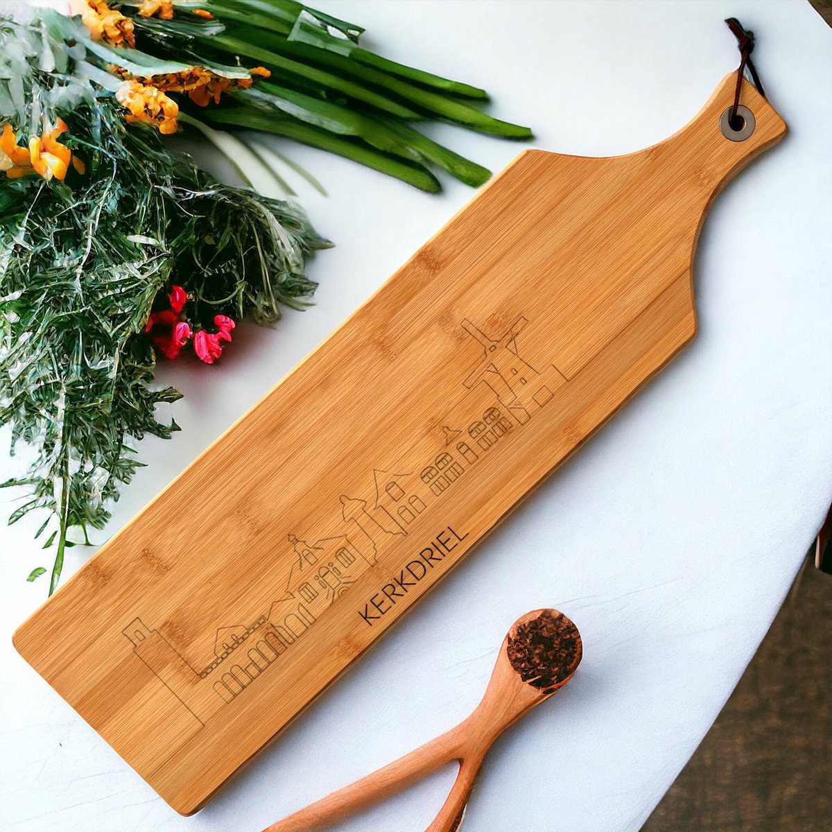 Out-Lines - Serveerplank met skyline van Kerkdriel - Bamboe - 60x16cm - Borrelplank Gravering