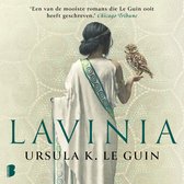Boekcover van 'Lavinia' met op de achtergrond een mozaïek. Een vrouw in witte toga met groene versiering staat met haar rug naar de kijker en houdt een uil vast. Tekst: 'Een van de mooiste romans die Le Guin ooit heeft geschreven.' Chicago Tribune LAVINIA URSULA K. LE GUIN.
