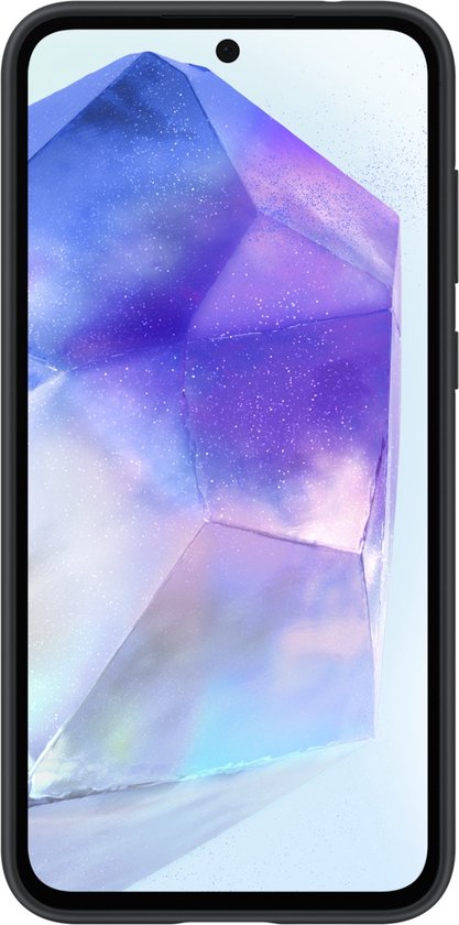 Zwarte Samsung silicone case om een Galaxy A55 5G telefoon met kristallen achtergrond.
