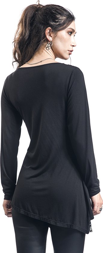 Model van achteren gezien, draagt een zwarte top met lange mouwen en een asymmetrische zoom met print.