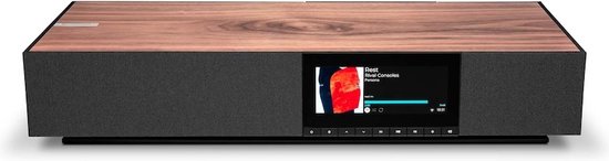Cambridge Audio Evo One met walnoothouten bovenkant, stoffen zijkanten en een centraal display.