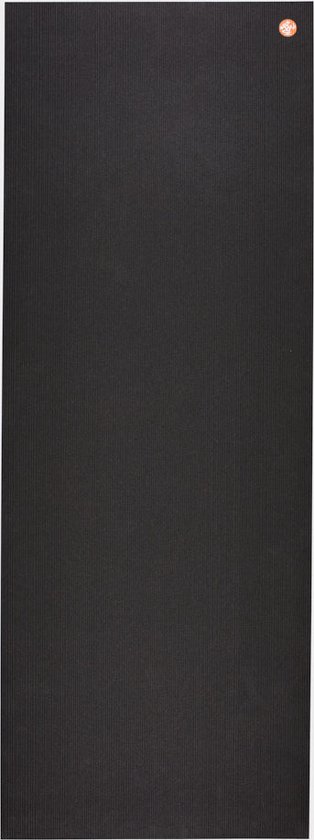 Zwarte Manduka PRO yogamat, platliggend, met rood logo.