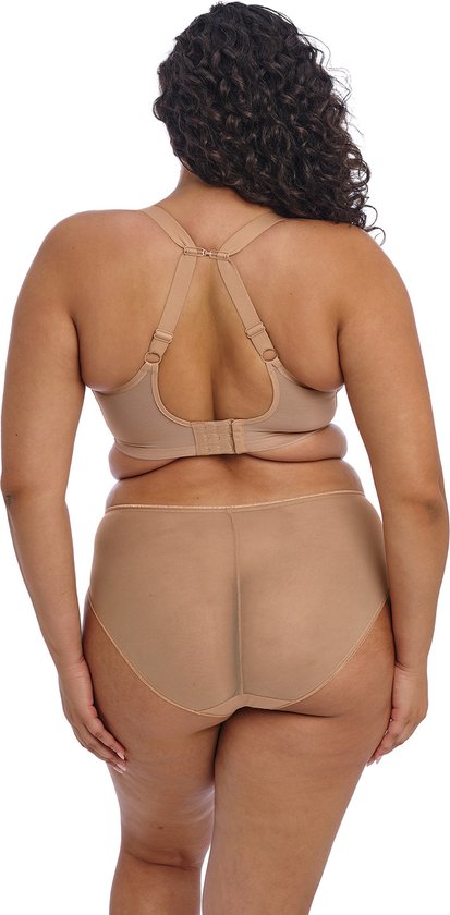 Model van achteren gezien in een beige Elomi beha en slip. De beha heeft een haak-oogsluiting.