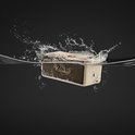 Crème Marshall speaker die in water wordt gegooid, spat op.