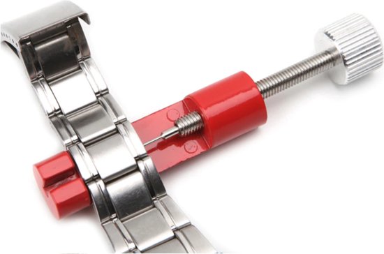 Close-up van een stalen horlogeband die wordt aangepast met een rood gereedschap.