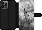 Bookcase Geschikt voor iPhone 13 Pro Max telefoonhoesje - Vrijheidsbeeld in New York op een bewolkte dag in zwart-wit - Met vakjes - Wallet case met magneetsluiting