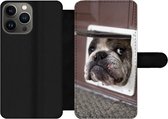Bookcase Geschikt voor iPhone 13 Pro Max telefoonhoesje - Hond - Grappig - Kattenluik - Kinderen - Jongens - Meisjes - Kids - Met vakjes - Wallet case met magneetsluiting