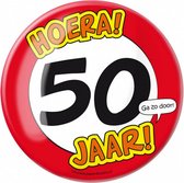 button Hoera! 50 jaar! 10 cm staal rood/wit